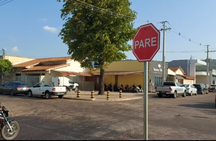 Motociclista é arremessado em calçada após colisão com camionete