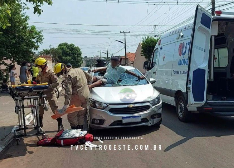 Motociclista fica preso em para-brisa de carro após colisão violenta
