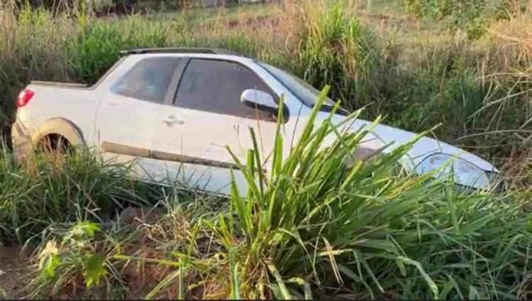 Pneu de carro estoura e provoca saída de pista na BR-174 B