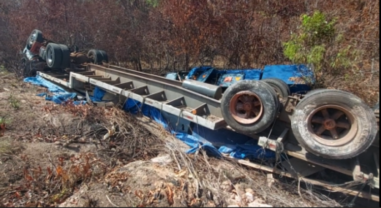 Carreta tomba às margens da BR 174; motorista tentou evitar acidente