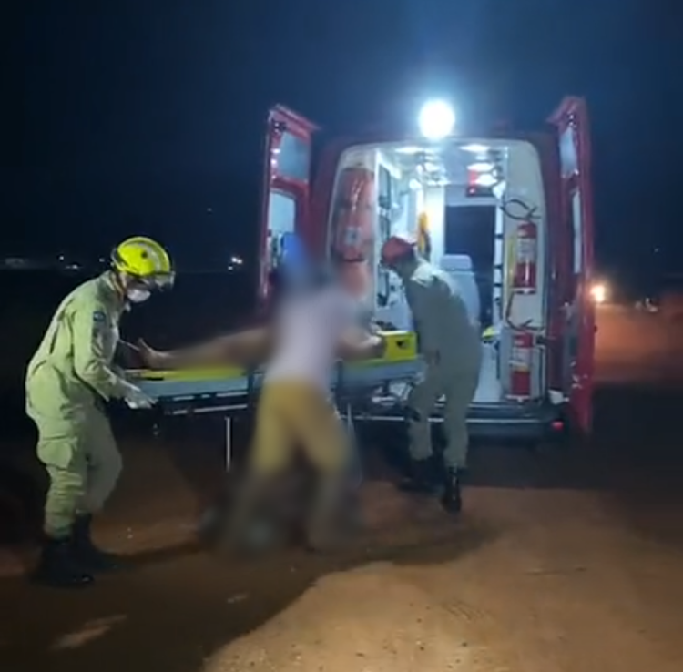 Motociclista com sinais de embriaguez cai sozinha em Pontes e Lacerda