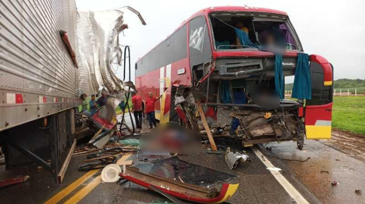 Acidente entre carreta e ônibus deixa uma pessoa morta e duas feridas em MT