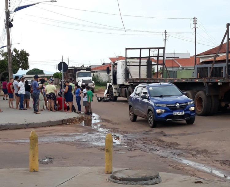 Caminhão avança preferencial e provoca acidente com moto em Pontes e Lacerda