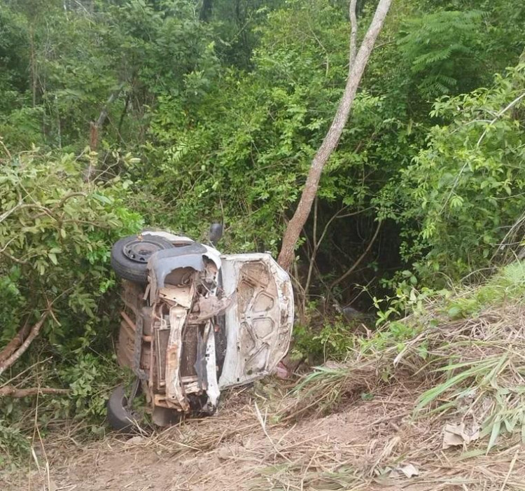 Carro capota em barranco e motorista morre na Estrada da Guia