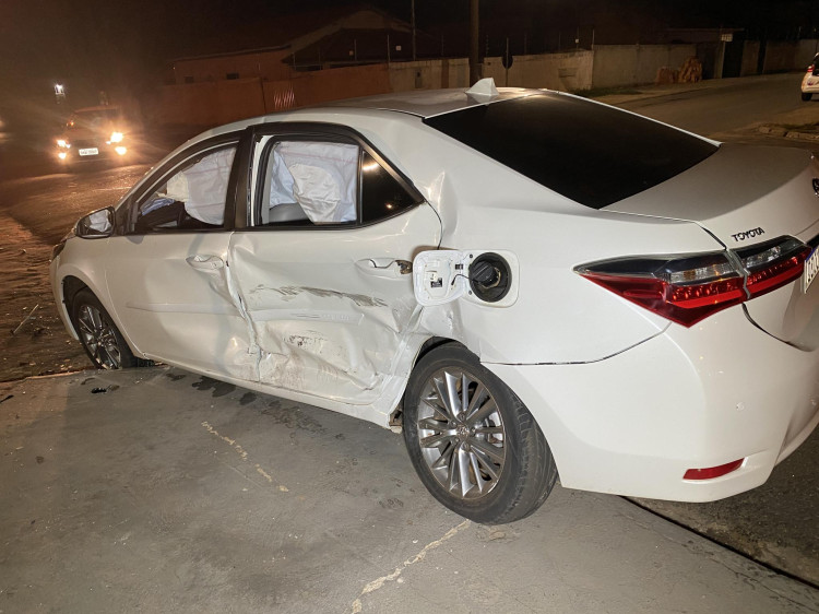 Motorista causa colisão entre dois veículos e deixa família ferida