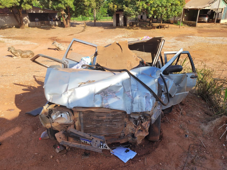 Acidente Grave: Cinco pessoas são encaminhadas ao hospital após colisão entre carro e carreta na MT-473