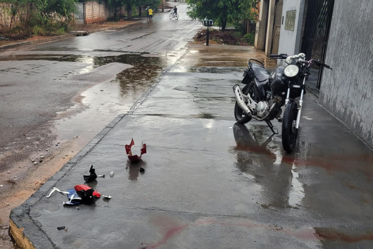 Motociclista cai durante a chuva e fica gravemente ferido