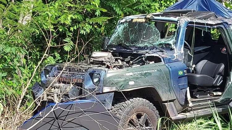 Acidente na BR 174: carro sai da pista e capota