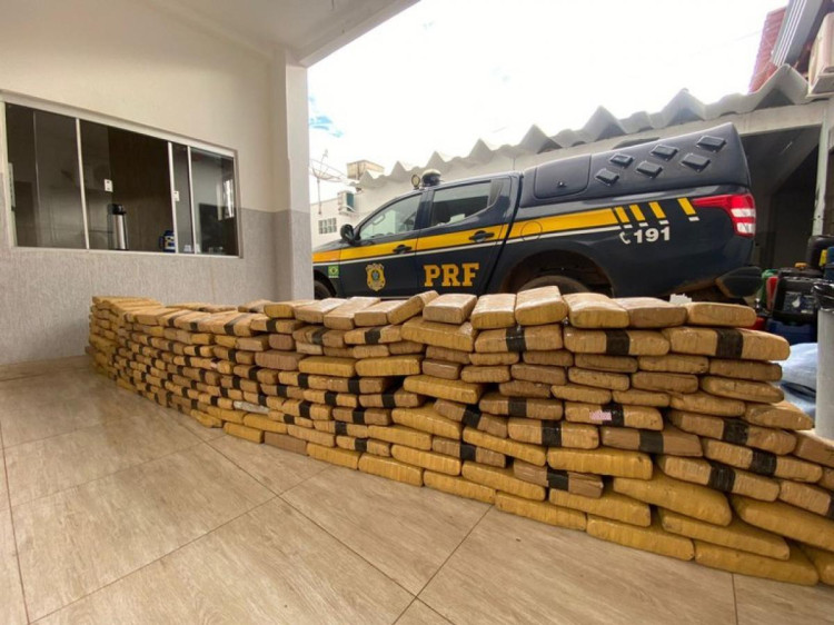 Caminhoneiro é preso com 224 kg de skank em rodovia