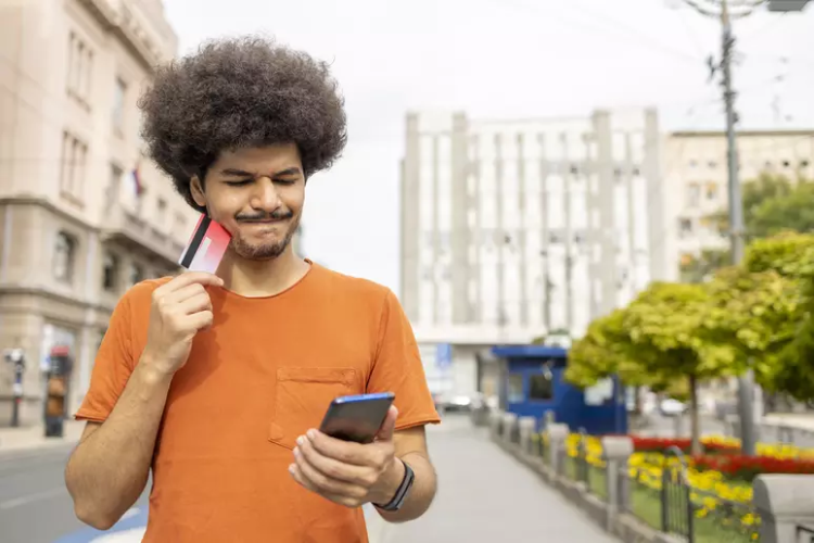 Juros do rotativo do cartão é limitado a 100% da dívida; entenda o que muda na prática a partir desta quarta-feira