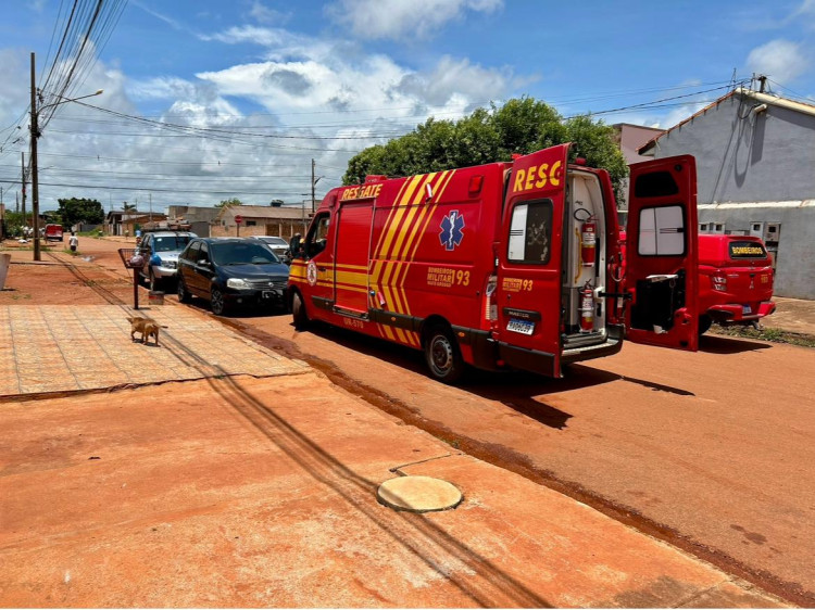 Duas pessoas sofrem queda e caem em poço na rua Luiz Azambuja