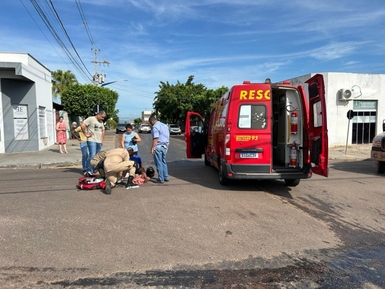 Colisão entre moto e carro deixa vítima com fratura exposta em Pontes e Lacerda
