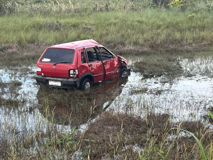 Motorista sai ileso após capotamento próximo a Vila Bela na BR-174b