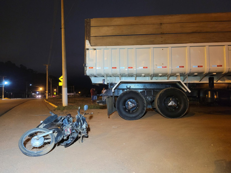 Motociclista tem perna dilacerada após gravíssimo acidente na noite desta sexta-feira em Pontes e Lacerda
