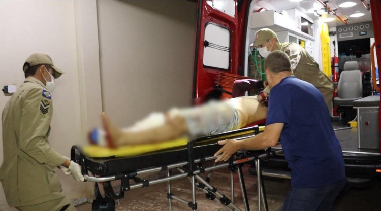 Motociclista teve a perna esmagada após acidente de trânsito no centro de Pontes e Lacerda