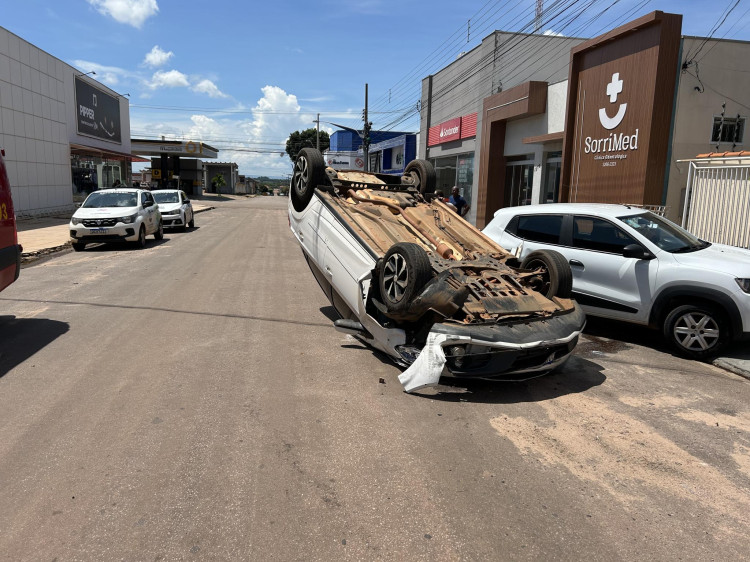 Carro bate em outro carro estacionado e fica de rodas para cima na rua Ceará