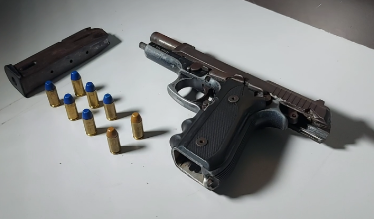 Mulher esconde arma para facção criminosa e é presa em flagrante