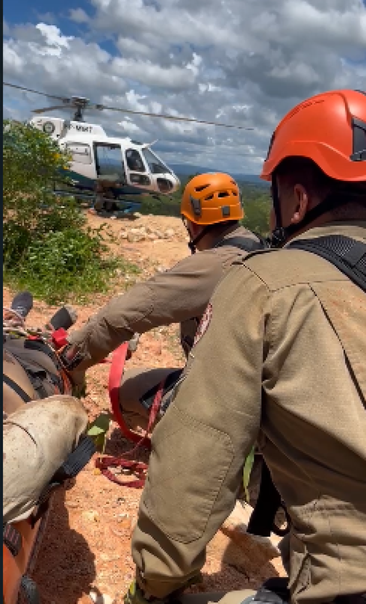 Tragédia em área de Mineração: Bombeiros auxiliam na retirada de vítima em terreno de difícil acesso