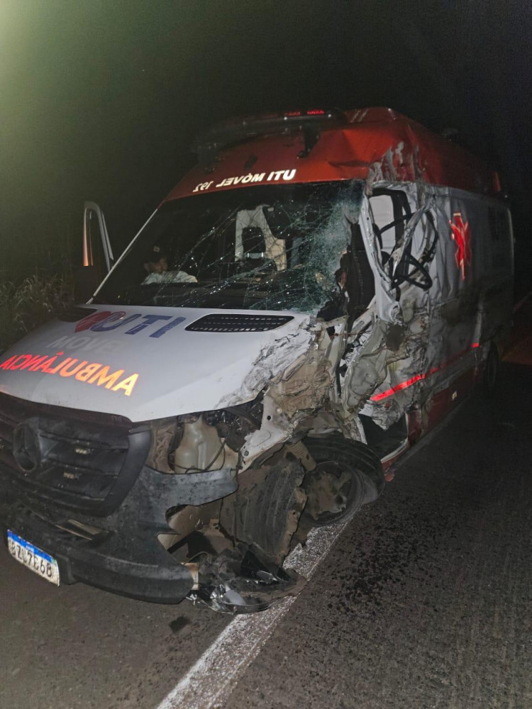 Ambulância UTI de Pontes e Lacerda se envolve em acidente próximo a Cuiabá
