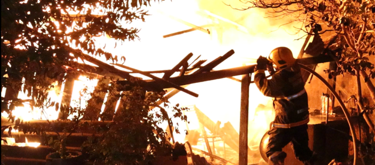 Casa de madeira é destruída por fogo próximo a escola estrela dourada