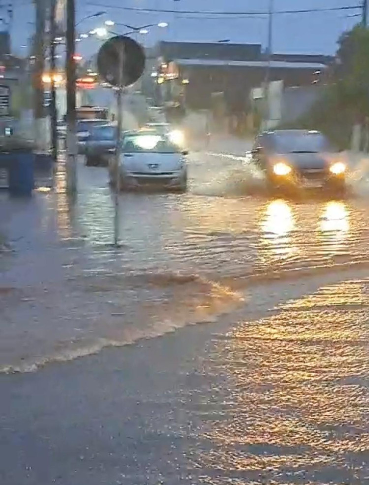 Pontes e Lacerda: Fortes chuvas transformam ruas em rio nesta quinta-feira