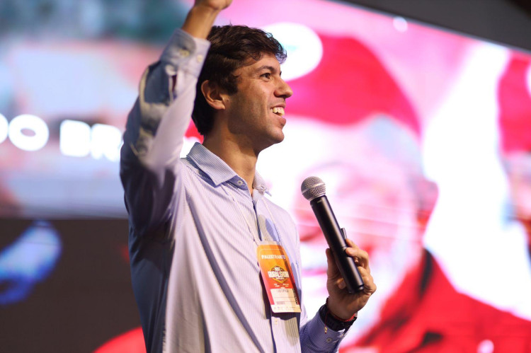 Caio Coppolla encerra 4ª Oeste Rural Show com palestra que enfatizou a importância de defender o agronegócio