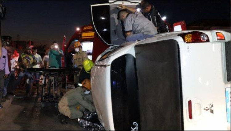 Carro capota no centro da cidade. Saiba o estado da vítima