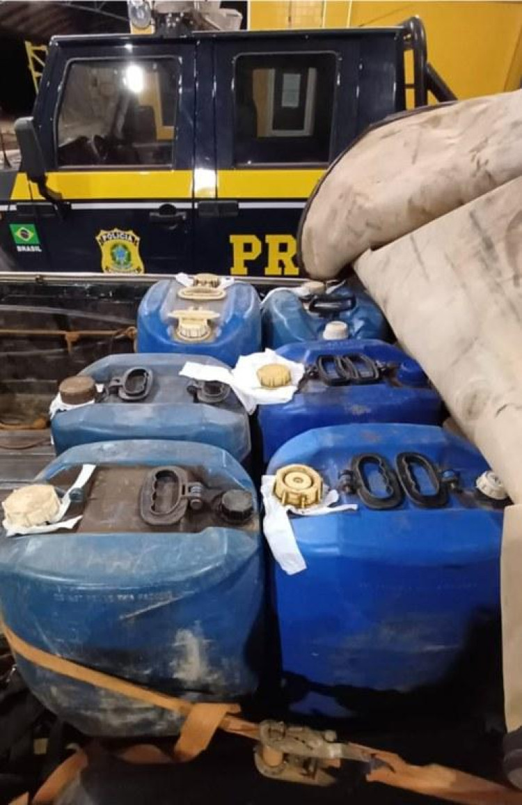 COMBATE AO CRIME:  Transporte ilegal de combustível: PRF apreende 300 litros em Pontes e Lacerda