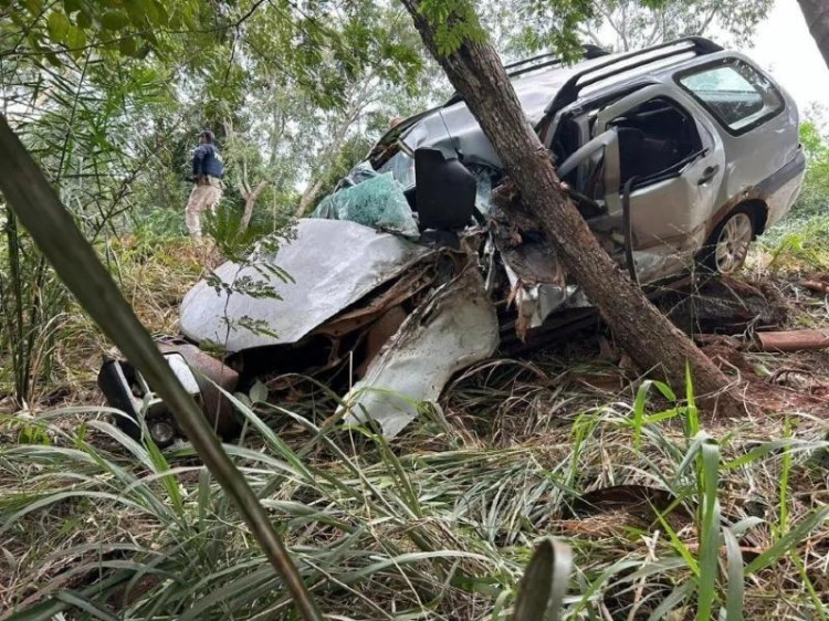 Homem morre e três pessoas ficam feridas após carro colidir contra árvore em Glória D