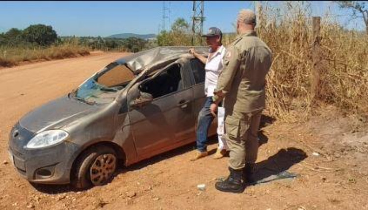 Motorista desvia de motociclista e carro capota em Pontes e Lacerda