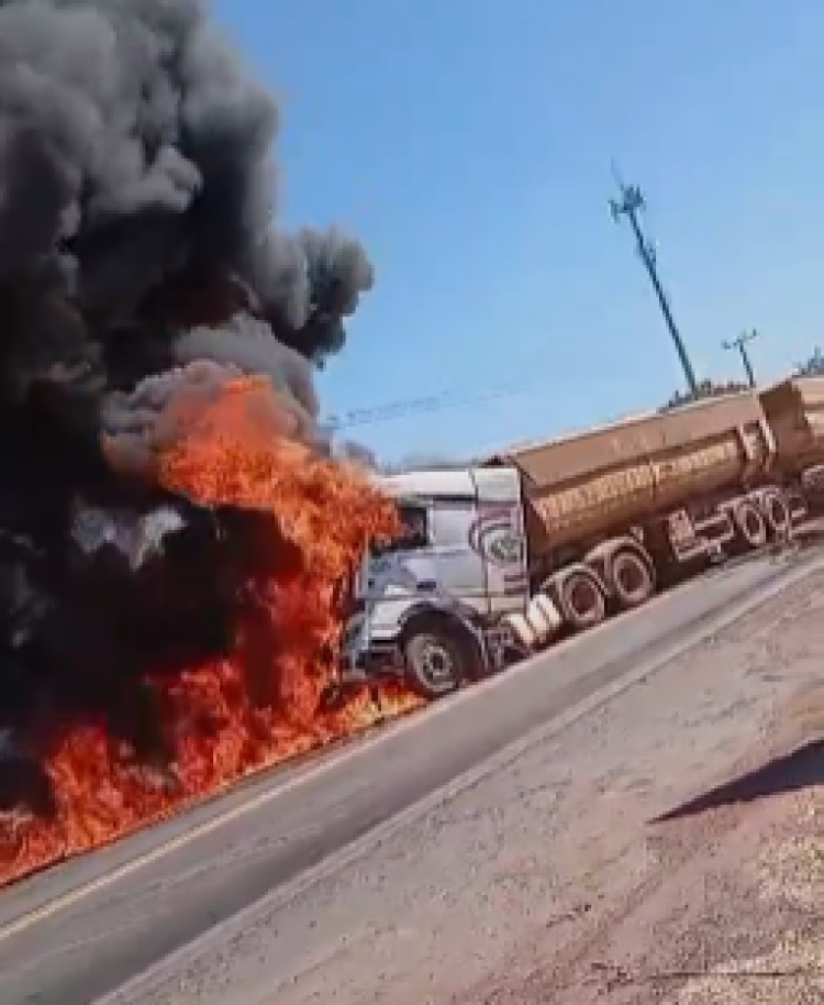 Carreta pega fogo e motorista fica ferido na Imigrantes