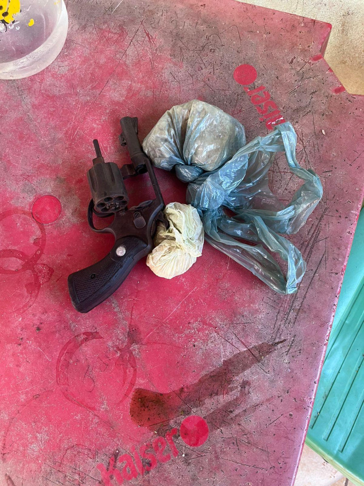 Polícia prende homem com arma de fogo e entorpecentes em ação contra a criminalidade na fronteira