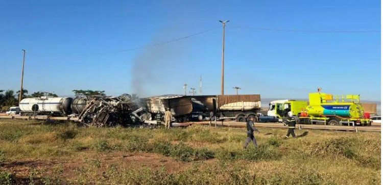 Acidente envolvendo duas carretas e um ônibus deixa mortos e feridos na BR-364 em MT