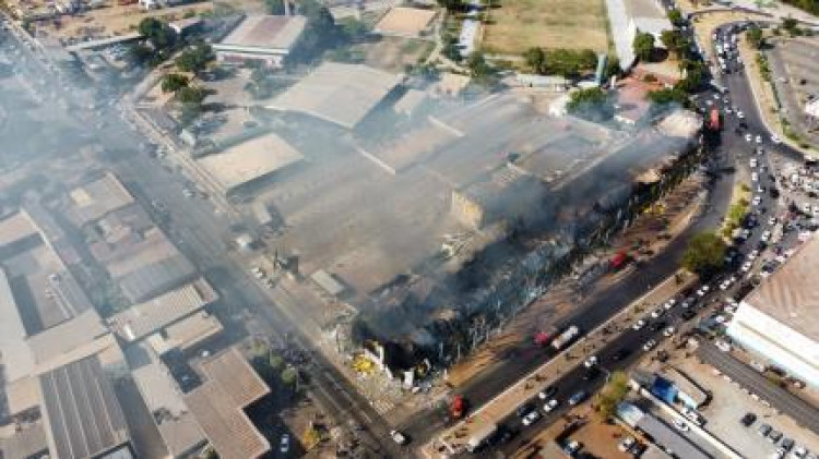 ESPERA PERÍCIA: Polícia aponta falha elétrica como causa de incêndio em Shopping Popular