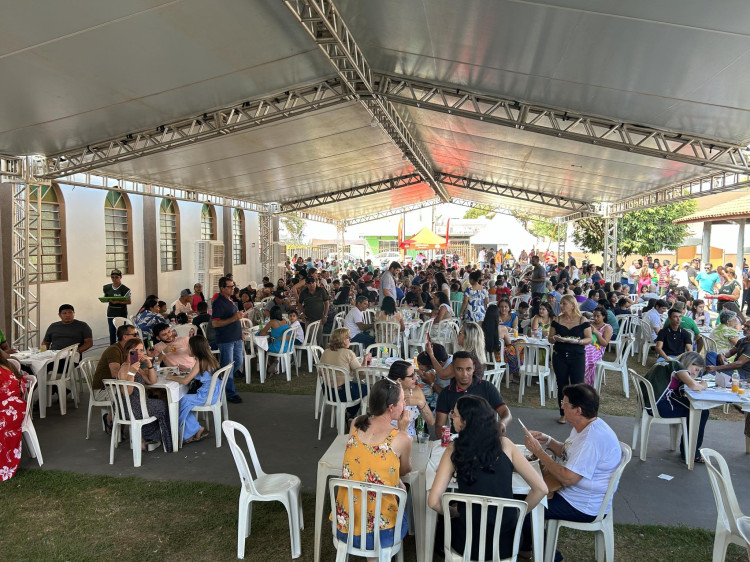 Festa da paróquia  São Pedro atrai centenas de pessoas neste domingo