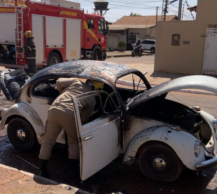 Fusca pega fogo e corpo de bombeiros é acionado