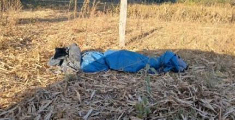 Homem é achado morto enrolado em lona em área rural