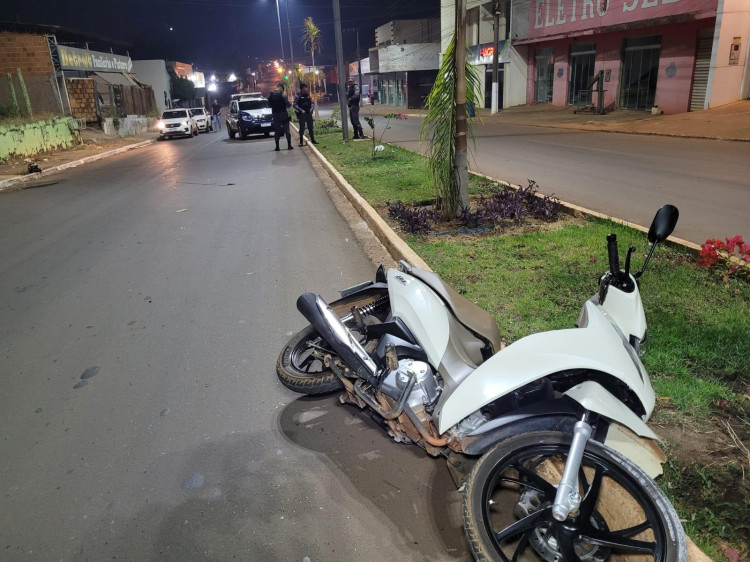 Motociclista é socorrido em estado grave após cair e bater a cabeça