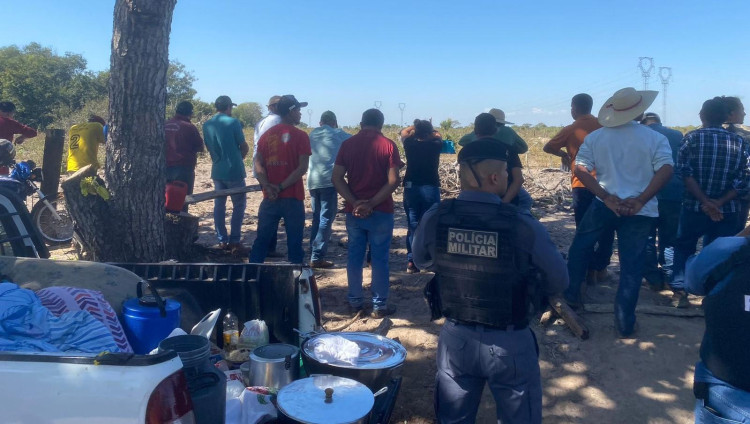 Operação integrada impede invasão de terra em Lambari D'Oeste; 55 pessoas são conduzidas à delegacia