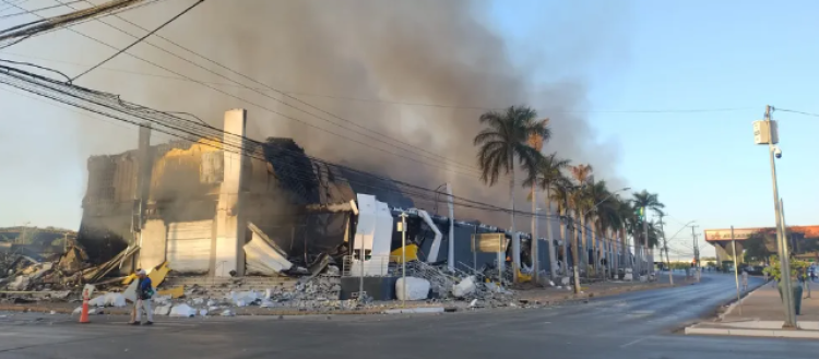 shopping é destruído por incêndio em Cuiabá