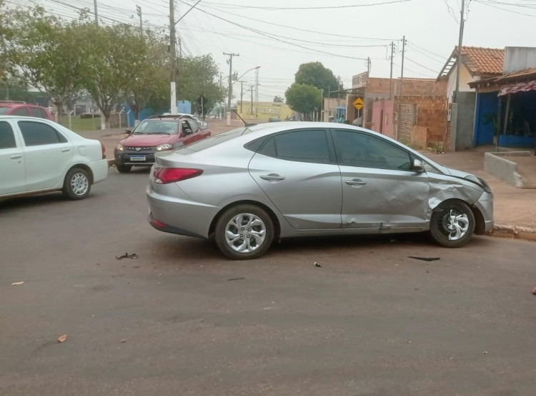 Condutora invadi preferencial, bate em veiculo e foge do local