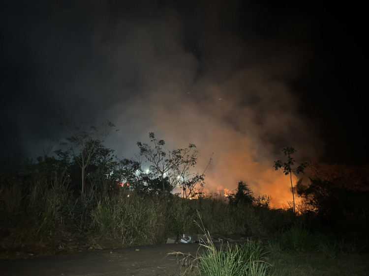 Corpo de Bombeiros é mobilizado para combater fogo em terreno no bairro residencial Vera