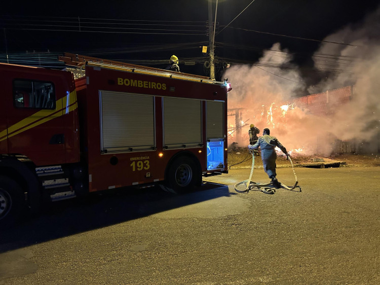 Moradora perde tudo após casa pegar fogo na avenida Marechal Rondon