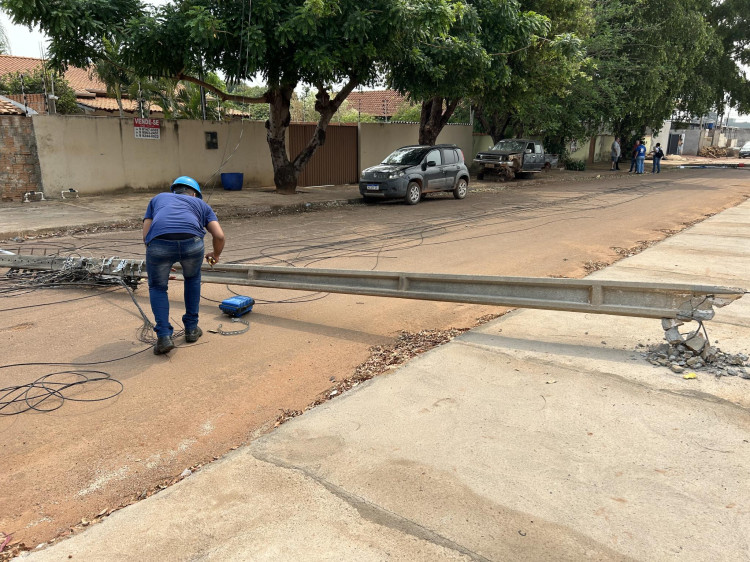 Caminhão derruba dois poste de energia elétrica no bairro bairro Vila Iguaçu.
