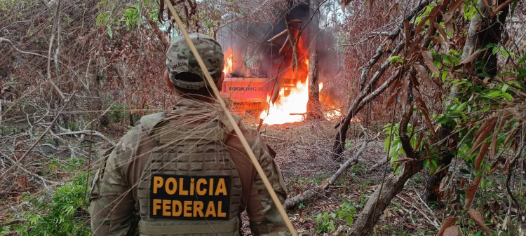 Policia Federal faz operação apreende armas,ouro e queima equipamentos no garimpo Sararé