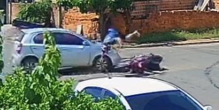 Acidente envolvendo moto e carro: câmera de monitoramento flagra momentos da colisão