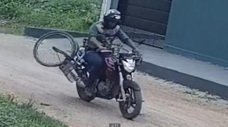 Suspeito chegou de bicicleta, furta moto, e ainda leva a bike na garupa