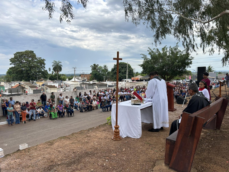 Católicos se reúnem para a missa de finados em Pontes e Lacerda