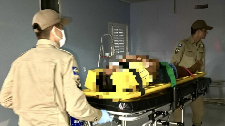 Ciclista é socorrida após acidente de trânsito, o Corpo de Bombeiros foi acionado