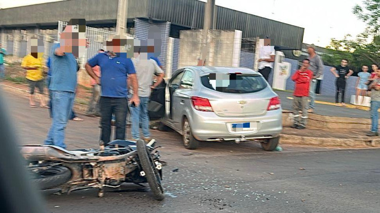 Acidente de trânsito deixa motociclista ferido no centro de Pontes e Lacerda